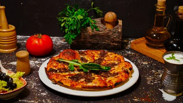 Kavurmalı Pizza